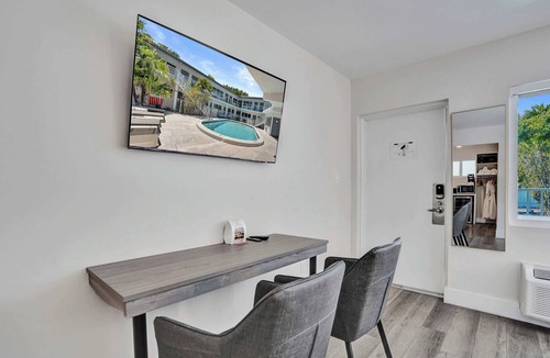 Galt Mile Apartment | ADA Accessible King Room at Botanica