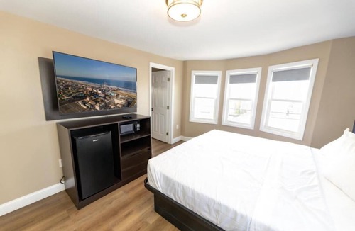 Seaside Heights Hotel | Adjoining Room 1 - Spacious Two-Bedroom Suite Near Seaside Heights Beach, Sleeps 10 with Free WiFi and AC Comfort