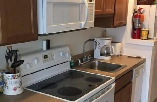 Wildwood Condo | Adorable, Affordable, And Available 1 Large Bedroom Sleeps 6, 2 Full Baths!