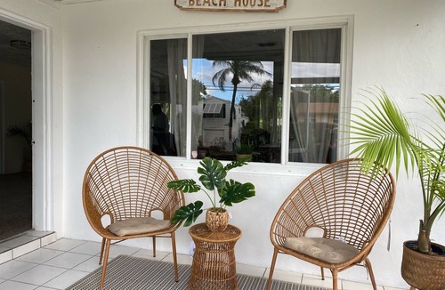 Deerfield Beach Cottage | Adorable Cottage Steps From The Beach! Sleeps Up To 8, FAMILY AND PET FRIENDLY