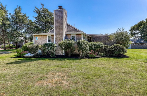 Oak Bluffs Cabin | Adorable cottage with pool, tennis courts & picnic area