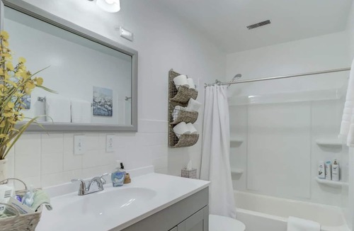 Belmont Apartment | Adorable two-bedroom in Belmont neighborhood