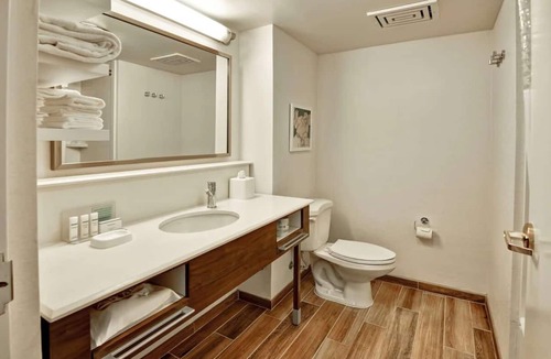 Boca Raton Hotel | Affordable Unit w/Breakfast | Quiet & Comfortable Location for Travelers