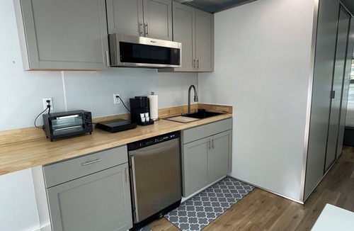 Sailboat Bend Boat Rental | 🚤 Affordable Waterfront Houseboat Oasis in Fort Lauderdale 🌊