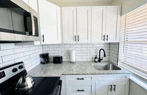 Lake Ridge Apartment | Airy 2 Bedroom 2 Bath Apt w/Pool Access