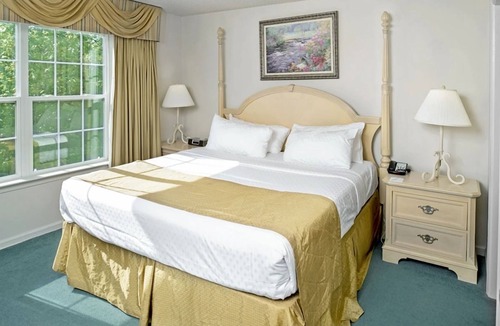 Berkeley Hotel | All-in-One Family Fun: Pools, Mini Golf, Volleyball & Basketball Courts l 2-Unit