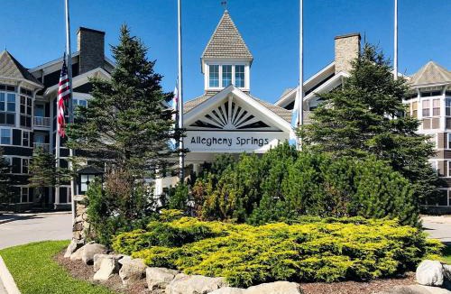 Edray House | Allegheny Springs 140 Ground Level, slope side, Snowshoe Resort Village Center 2 Bedroom Plus Den