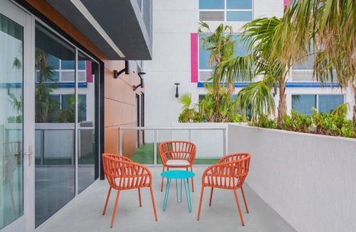 Poinciana Park Hotel | Aloft by Marriott Fort Lauderdale Airport