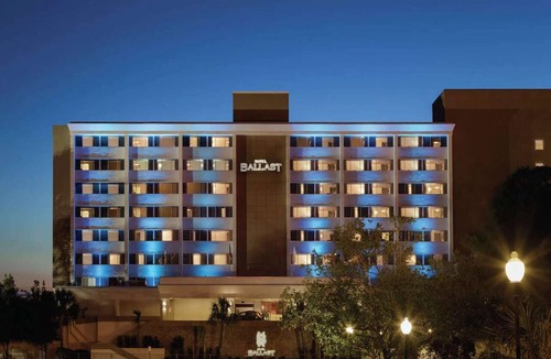 Downtown Wilmington Hotel | Along Wilmington Riverwalk + On-site Dining & Pool