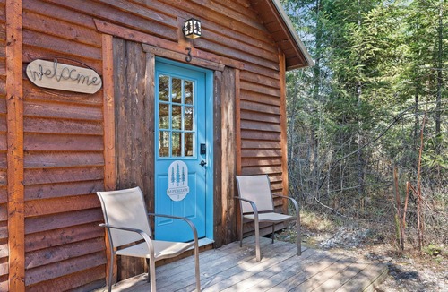 Martin City Cabin | Alpenglow blends rustic Montana character with clean, modern touches. Natural wood, warm textiles, and curated accents create a calm retreat. Unwind after a long day in the park w/100% cotton sheets, a good book, or swap stories at the fire pit.