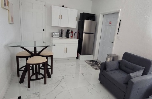 Ojus House | Amazing 1-bedroom Suite with AC in vibrant Miami