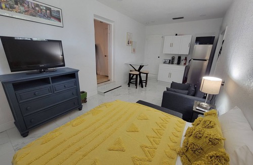Ojus House | Amazing 1-bedroom Suite with AC in vibrant Miami