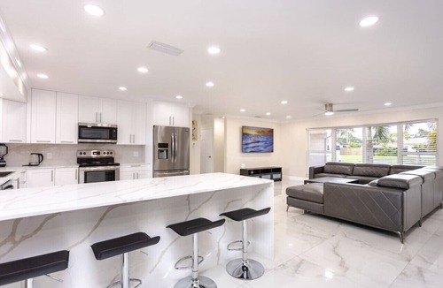 Hollywood Hills House | Amazing 5BR/3BA Villa Heated Pool near Hard Rock