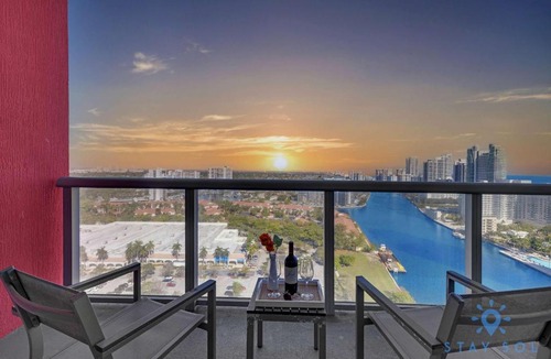 Hallandale Beach Hotel | Amazing Balcony Near Beach