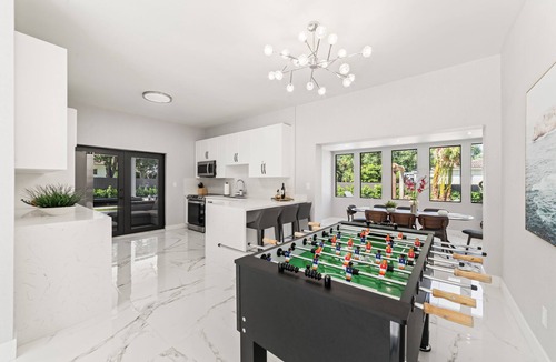 Golden Glades House | Amazing Family Paradise: Playground/BBQ/Pool/Games