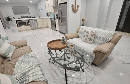 Tropic Palms House | Amazing modern home on peaceful street