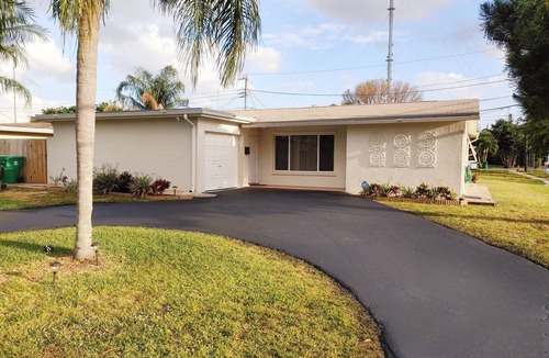 Miramar House | Amazing Spacious 5 Bedroom Pool Home Home Away from Home in Great Location!