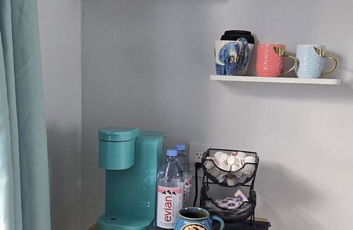 Hollywood Condo | Amazing steps from the beach,full size kitchen,parking! 5star Reviews other site