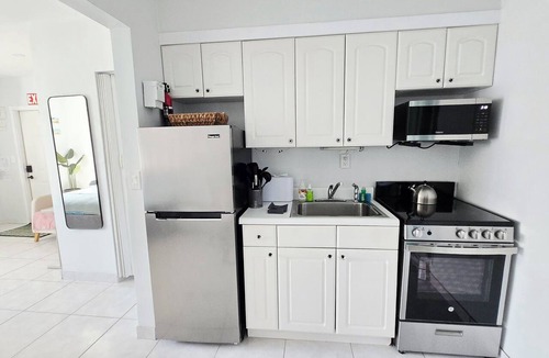 Hollywood Condo | Amazing steps from the beach,full size kitchen,parking! 5star Reviews other site