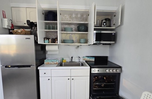 Hollywood Condo | Amazing steps from the beach,full size kitchen,parking! 5star Reviews other site