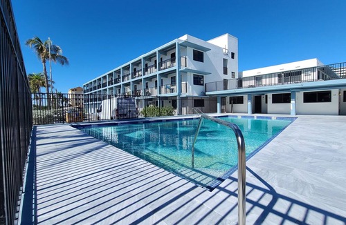 Hollywood Condo | Amazing steps from the beach,full size kitchen,parking! 5star Reviews other site