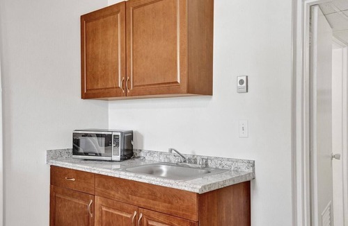 Hallandale Beach Apartment | Amazing Studio/1Bath, Hallandale Beach, FREE PARKING. Walk to the beach!