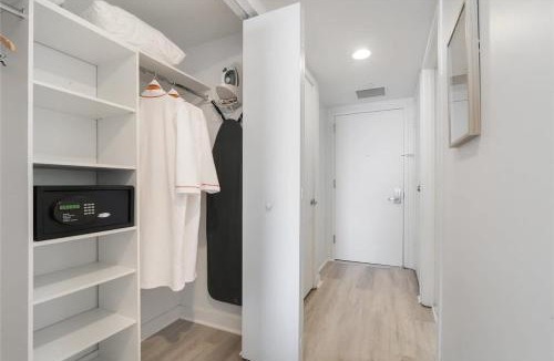 Hallandale Beach Hotel | Amazing Studio with Balcony & Pool