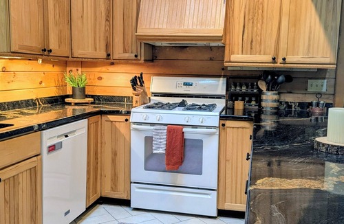 Edray Cabin | Amazing Views! 5-bedroom cabin only 1.5 miles from Snowshoe entrance