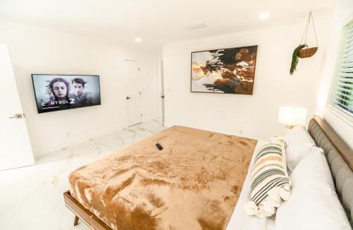 North Miami Beach Villa | Amazing Villa at Highland Lakes Boulevard BY THE GLAMHOMES