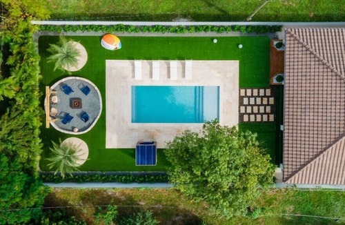 Highland Garden Villa | Amazing Villa w/a Ping-Pong+Fire Pit & Terrace w/TV