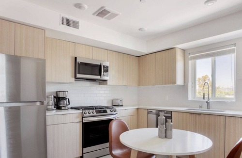 Mar Vista Apartment | Amazing West LA 1BR w/Gym & Rooftop, 15 min to Beach, by Blueground