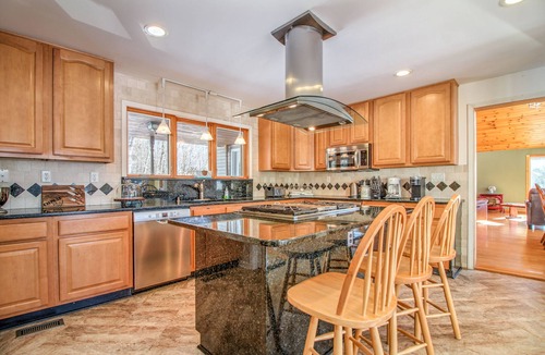 Londonderry House | Angel Bear Chalet- Private Lake/Beach/Sauna/Hot Tub/Gym/Firepit/Float Trampoline