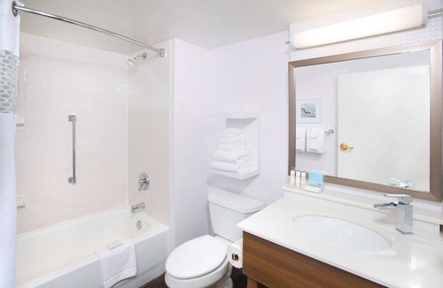 Parole Hotel | Annapolis Adventure: Room w/Outdoor Pool + Easy Access to Historic Sites