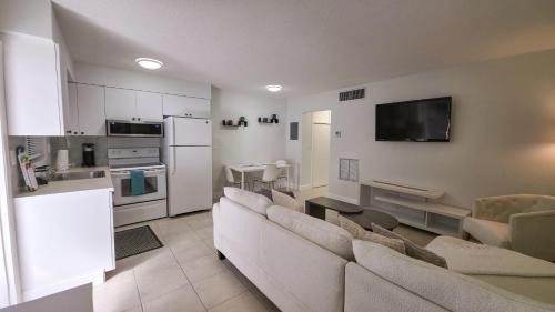 North Central Hollywood Apartment | Apartment close to shops & beach-Free Parking 109