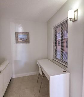 North Central Hollywood Apartment | Apartment close to shops & beach-Free Parking 109