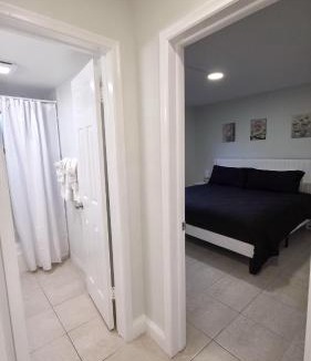North Central Hollywood Apartment | Apartment close to shops & beach-Free Parking 109