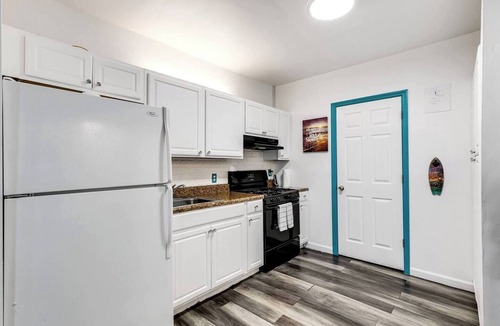 Royal Poinciana Apartment | Aqua Breeze Suite with Free Parking