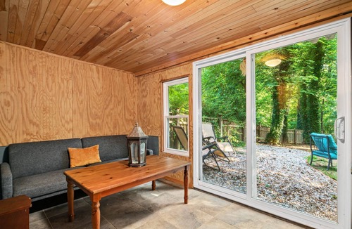 Ardentown House | Ardentown Cottage w/King Bed & Fully Fenced Yard