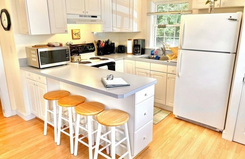 Oak Bluffs Cottage | Arrowsmith Cottage - Oak Bluffs Near Eastville Beach; Steps to bike path.