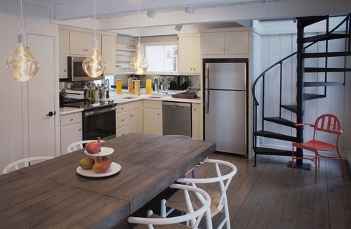 Oak Bluffs House | ART FILLED BEACH COTTAGE IN THE PRIVATE WATERFRONT COMMUNITY OF WATERVIEW FARMS!
