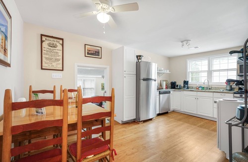 Wachapreague Apartment | Artist Apartment | Renovated Wachapreague Condo Above Art Gallery w/Rooftop Deck & Sunset Views