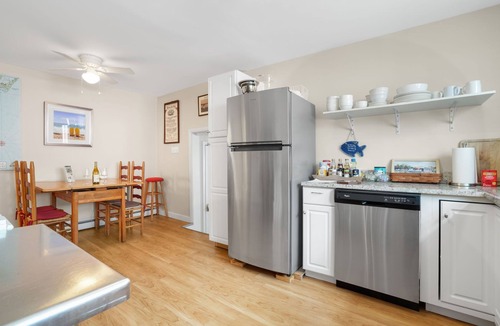 Wachapreague Apartment | Artist Apartment | Renovated Wachapreague Condo Above Art Gallery w/Rooftop Deck & Sunset Views