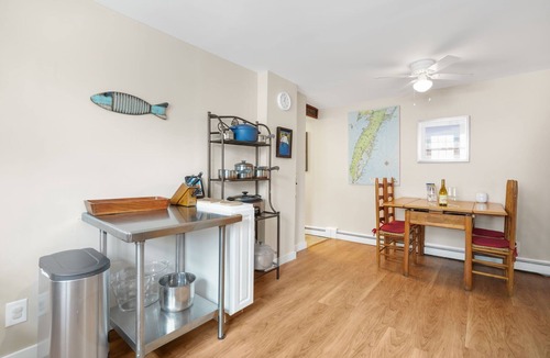 Wachapreague Apartment | Artist Apartment | Renovated Wachapreague Condo Above Art Gallery w/Rooftop Deck & Sunset Views