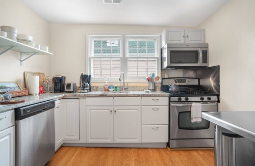 Wachapreague Apartment | Artist Apartment | Renovated Wachapreague Condo Above Art Gallery w/Rooftop Deck & Sunset Views