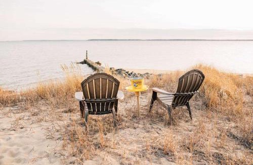 Windmill Point Apartment | Artist Windmill Pt Condo Sunset Pool Relaxation