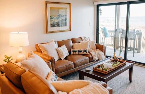 Windmill Point Apartment | Artist Windmill Pt Condo Sunset Pool Relaxation
