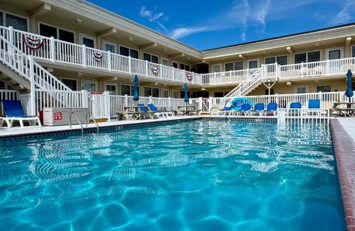 North Wildwood Apartment | Ashore Beach Retreat-1BR 1BA with pool, parking, 1 & half block to Beach & Boardwalk, Morey's Pier
