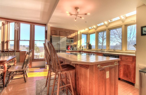 Newfane House | August available! 100 Acres Estate 10BRs, Hot Tub, Swimming pool, Game House!
