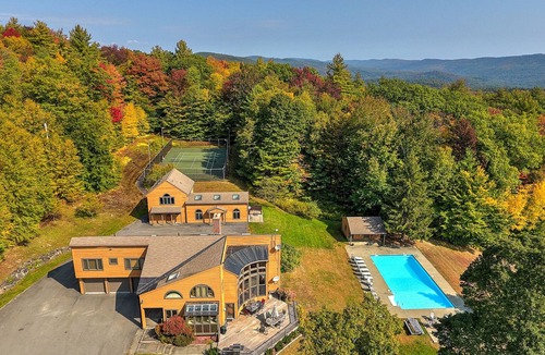 Newfane House | August available! 100 Acres Estate 10BRs, Hot Tub, Swimming pool, Game House!