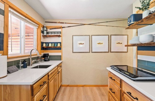 Martin City Cabin | Authentic Montana log cabin, 15 min to Glacier. Queen bed + twin bunks, full kitchen & covered porch. Real adventure, real comfort — no tent required.